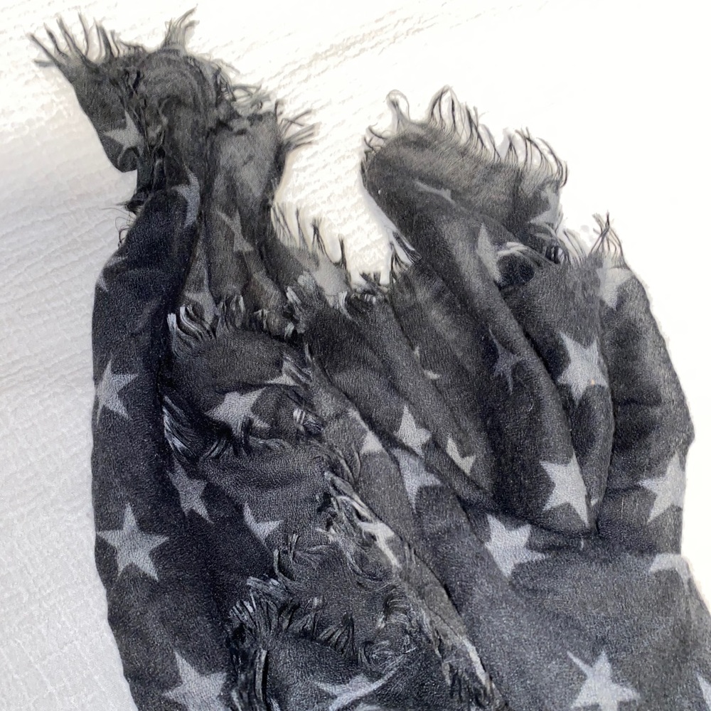 Beautiful scarf - Picture 2 of 3
